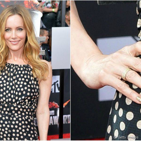 Com batom nude e c?lios alongados, Leslie Mann chegou ao MTV Movie Awards com unhas douradas com glitter